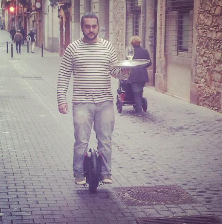 The recipe for activities in the street-riding the eye-catching electric unicycle