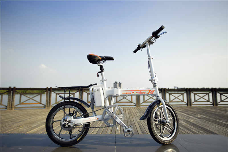 Piloti possono prendere Airwheel R5 come strumento per esercitare, come le biciclette tradizionali. 
