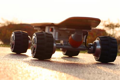Infatti, skateboard elettrico Airwheel M3 è piuttosto diverso da skateboard convenzionale.