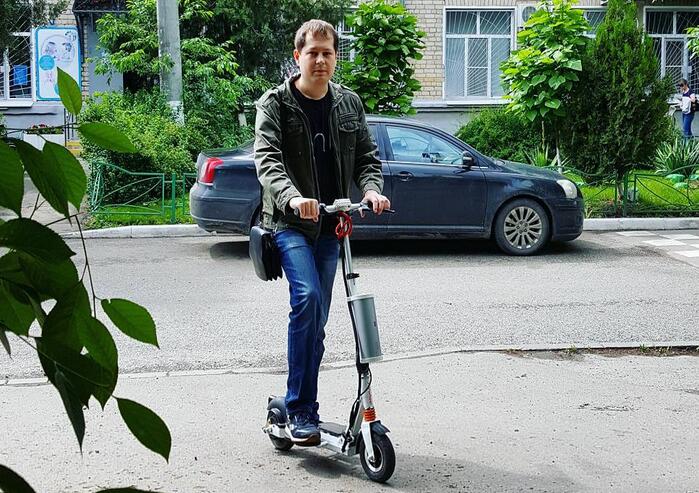 Airwheel mini scooter elettrico sta per aiutare le persone a migliorare l'efficienza degli strumenti di trasporto nella città moderna.